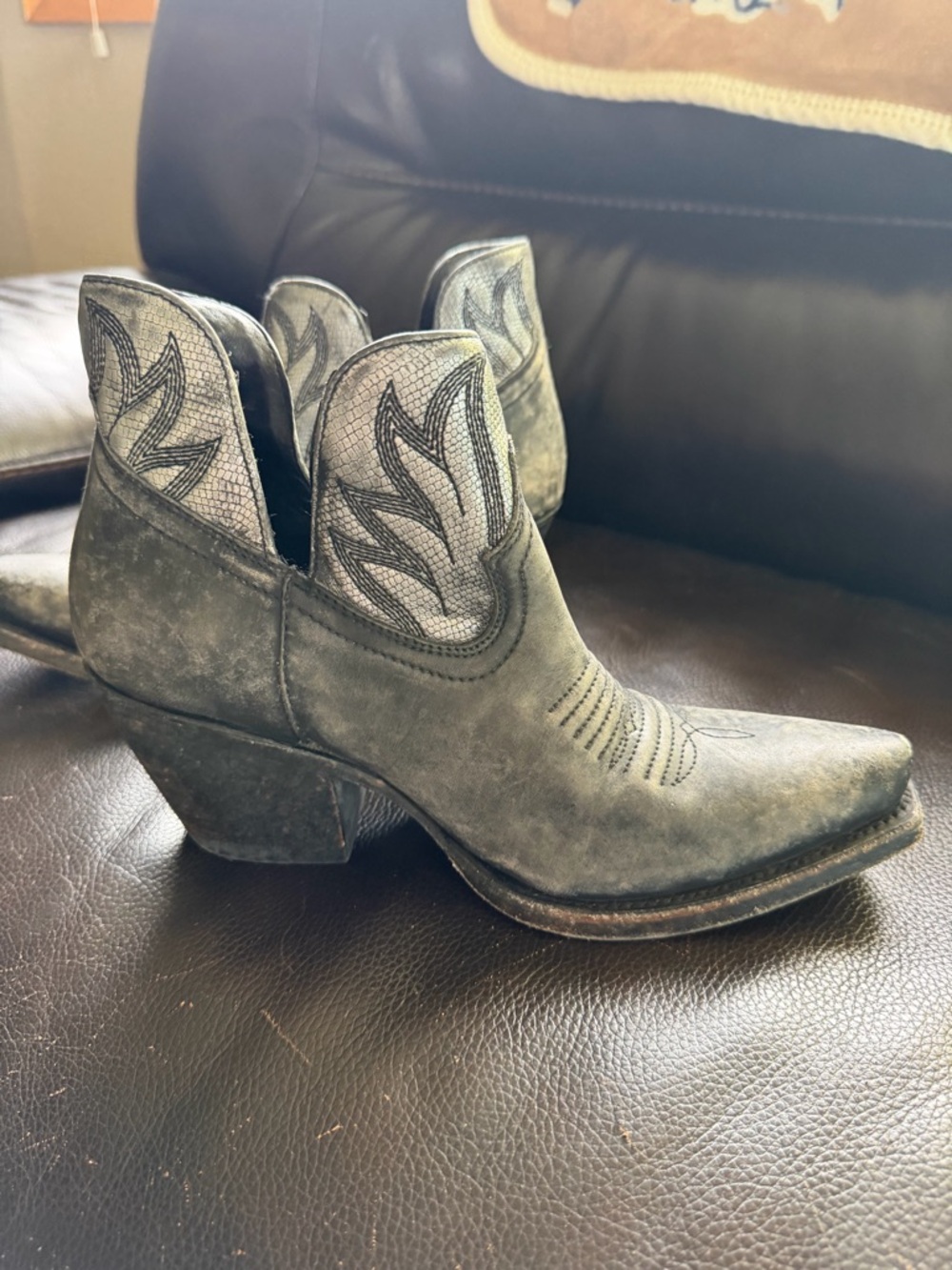 Women’s Ariat Dixon Grey Suede Distressed Ankle Bootie Size 8.5b - Picture 3 of 7